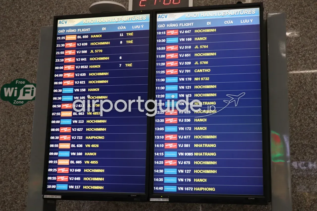 ダナン国際空港の出発便案内板（フライトインフォメーション）。「ACV KHỞI HÀNH／DEPARTURES」の見出しで、時刻・便名・行先・ゲートが2画面に多数表示される。VietJet・Vietnam Airlines・Bamboo などの国内便が並ぶ。時刻は21:00。