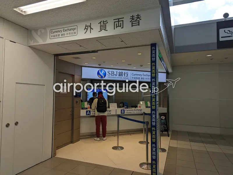 SBJ銀行（新韓銀行 / SHINHAN BANK JAPAN）のカウンター。韓国系の銀行で、レート表の前で有人対応していた。