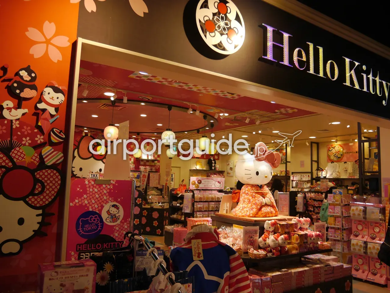 羽田空港のハローキティの和風ショップ。着物姿のキティ像や提灯、桜の装飾、TAX FREEの表示が並ぶ土産物店の店頭。