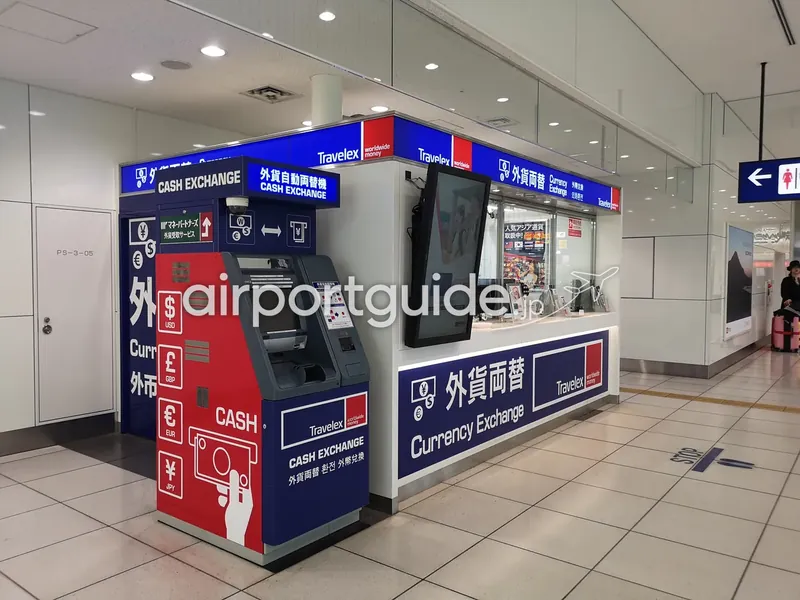 羽田空港のTravelex外貨自動両替機（CASH EXCHANGE）と有人両替カウンター。