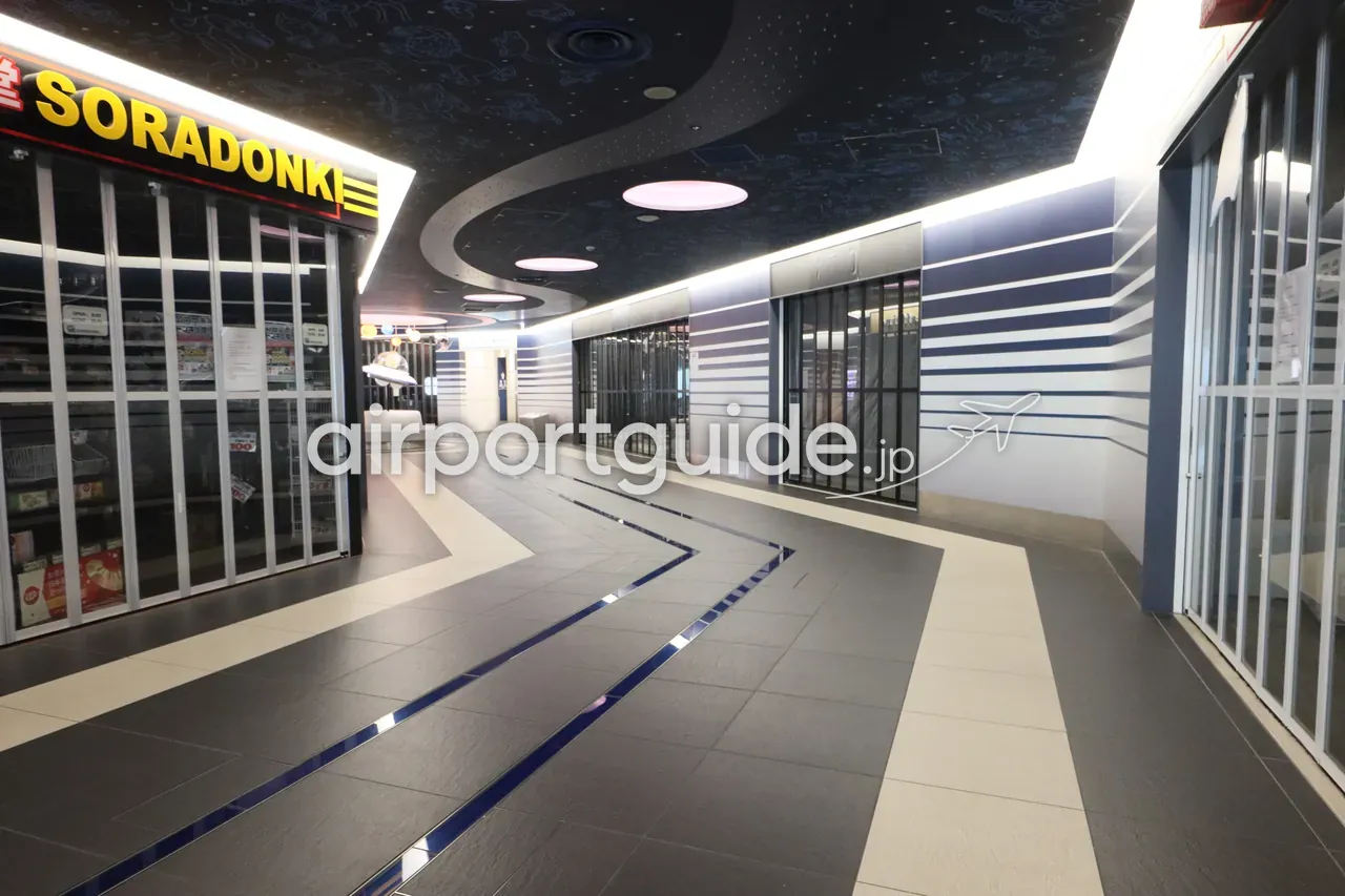 羽田空港第3ターミナルのドン・キホーテ系店舗『SORADONKI（ソラドンキ）』。星座を描いた紺色の天井と曲がりくねった通路。訪問時はシャッターが下りている。