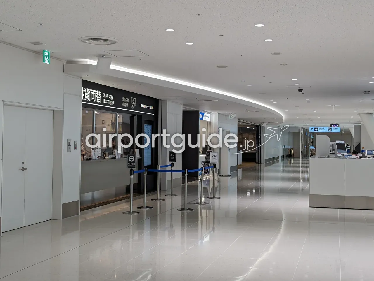 羽田空港ターミナル内の外貨両替所。人けの少ない通路に面した「外貨両替 Currency Exchange」の窓口とレート表示板。