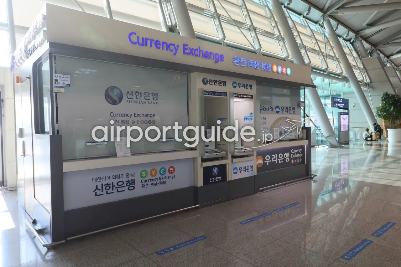 仁川空港の「Currency Exchange 환전・両替・換钱」両替ブース。新韓銀行とウリ銀行のカウンター、Global ATMが並ぶ。