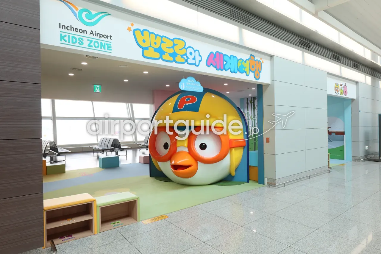仁川空港のキッズゾーン。「Incheon Airport KIDS ZONE」の看板の下に、人気キャラクター・ポロロの大きな顔型トンネルとプレイエリアが広がる。