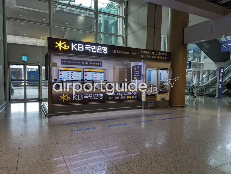 仁川空港の到着ロビーにあるKB国民銀行の両替所。「Currency Exchange 換錢・両替・换钱」の看板と為替レート表示ボード、隣にGlobal ATMが並ぶ。