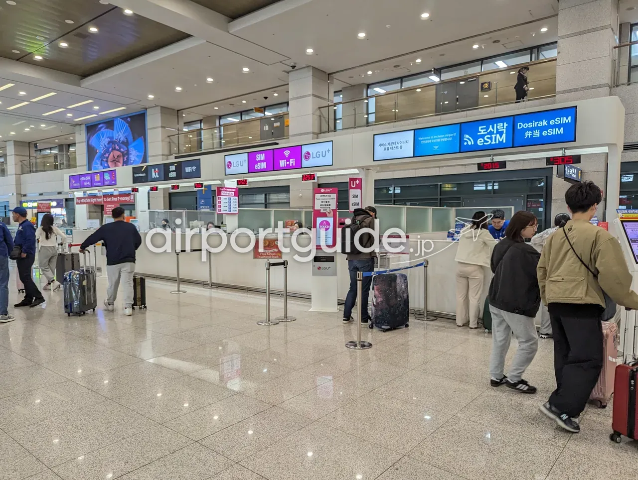 仁川空港到着ホールのSIM/eSIM・Wi-Fiレンタルカウンター。LG U+やKT、Dosirak eSIMなどのブースに多くの旅客が並ぶ。「Welcome to Incheon Airport」の表示。