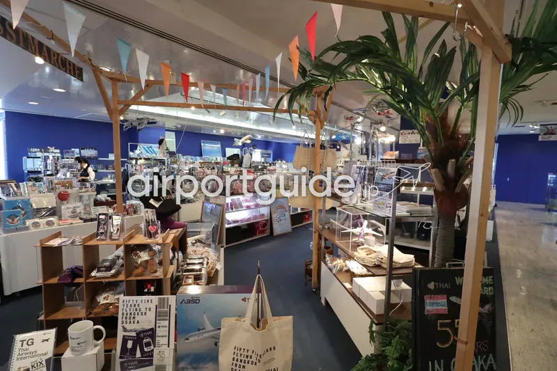 スカイビューの航空グッズ売店。青壁の店内に模型やグッズがぎっしり。