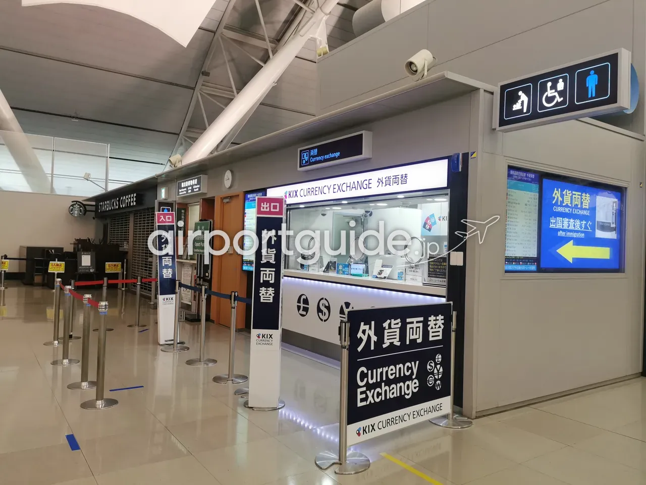関西空港第1ターミナルの「KIX CURRENCY EXCHANGE 外貨両替」窓口。ポールで仕切られた出発フロアの両替所。