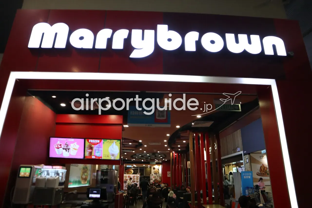 gateway@klia2のファストフード店「Marrybrown」の店頭。白いロゴの明るい看板と、フローズンやアイスクリームコーンのメニュー写真、着席客。