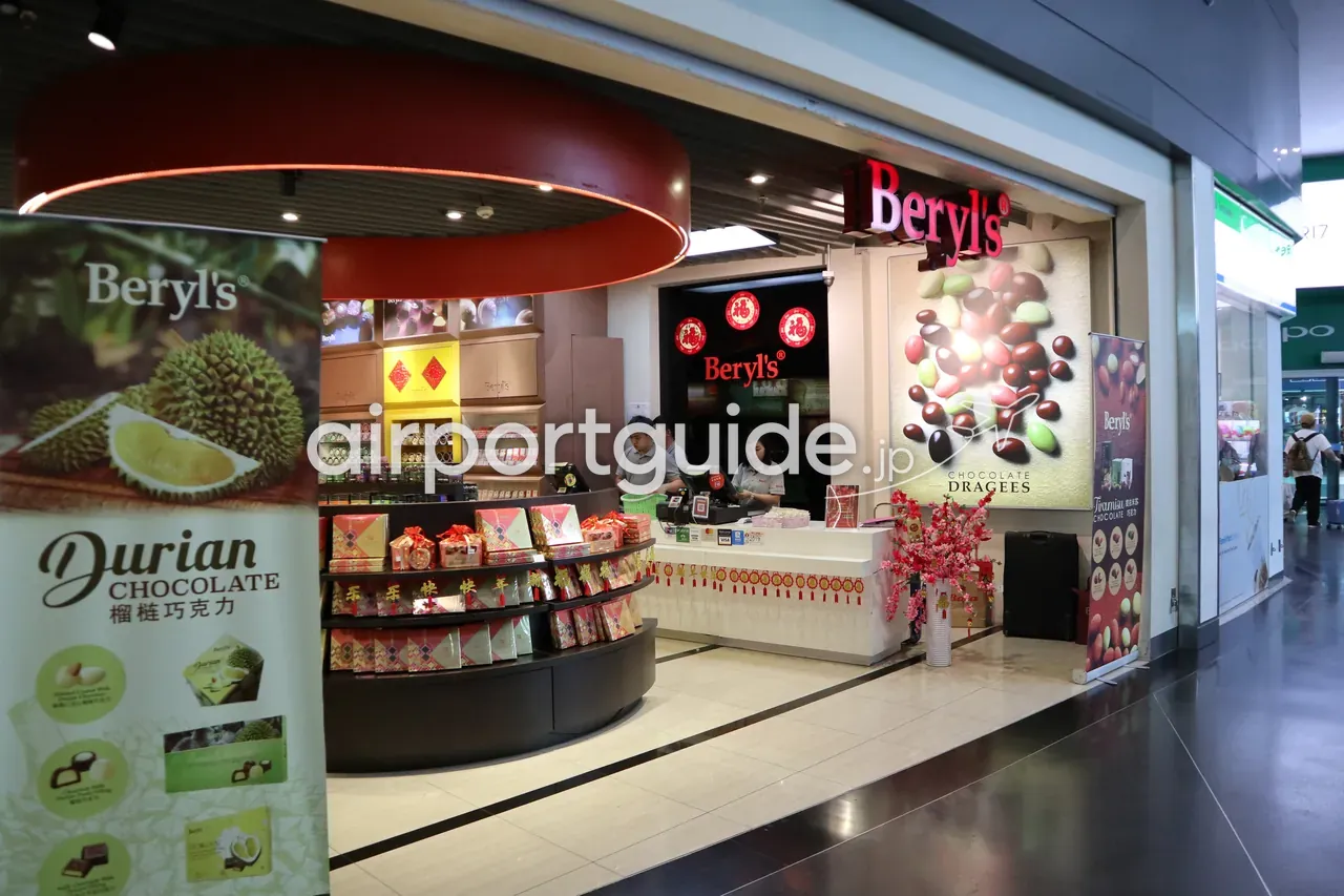 KLIA空港内のマレーシア菓子ブランド「Beryl's」のチョコレート専門店。店頭に「Durian Chocolate 榴槤巧克力」の大きな広告と、赤い旧正月装飾の商品棚。