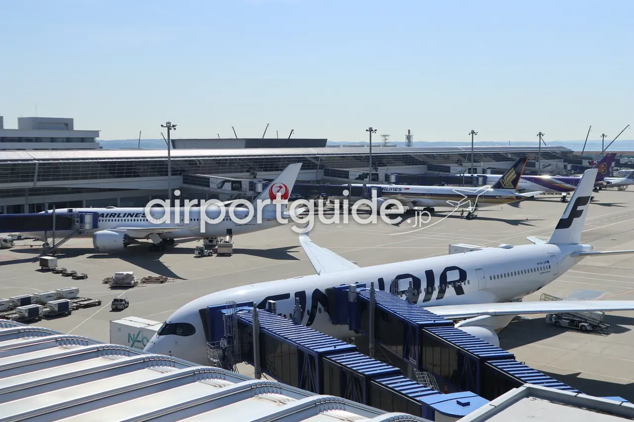 中部国際空港(セントレア)のスカイデッキから見た駐機場。手前にフィンエアーのエアバスA350、左にJAL機、奥にシンガポール航空・タイ航空の機体が並び、遠くに伊勢湾。