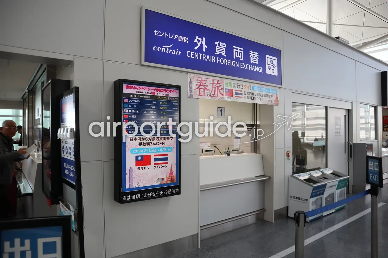 中部国際空港（セントレア）直営の外貨両替所のレート板。各通貨の買い・売りレートが一覧で並ぶ。