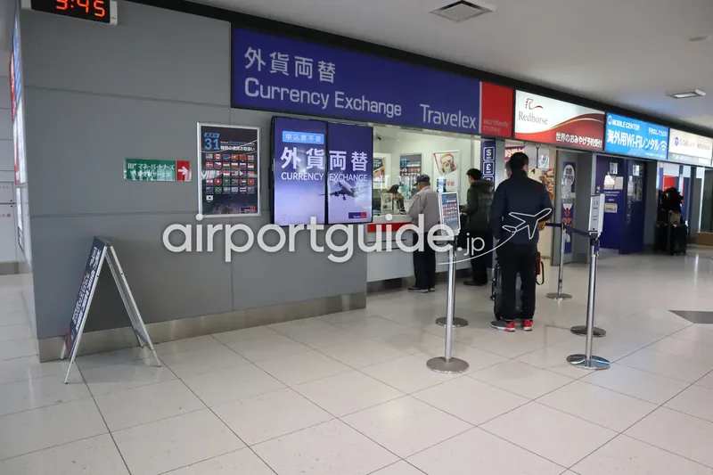 中部国際空港（セントレア）のトラベレックス外貨両替カウンター。数人の利用客が列をつくっている。