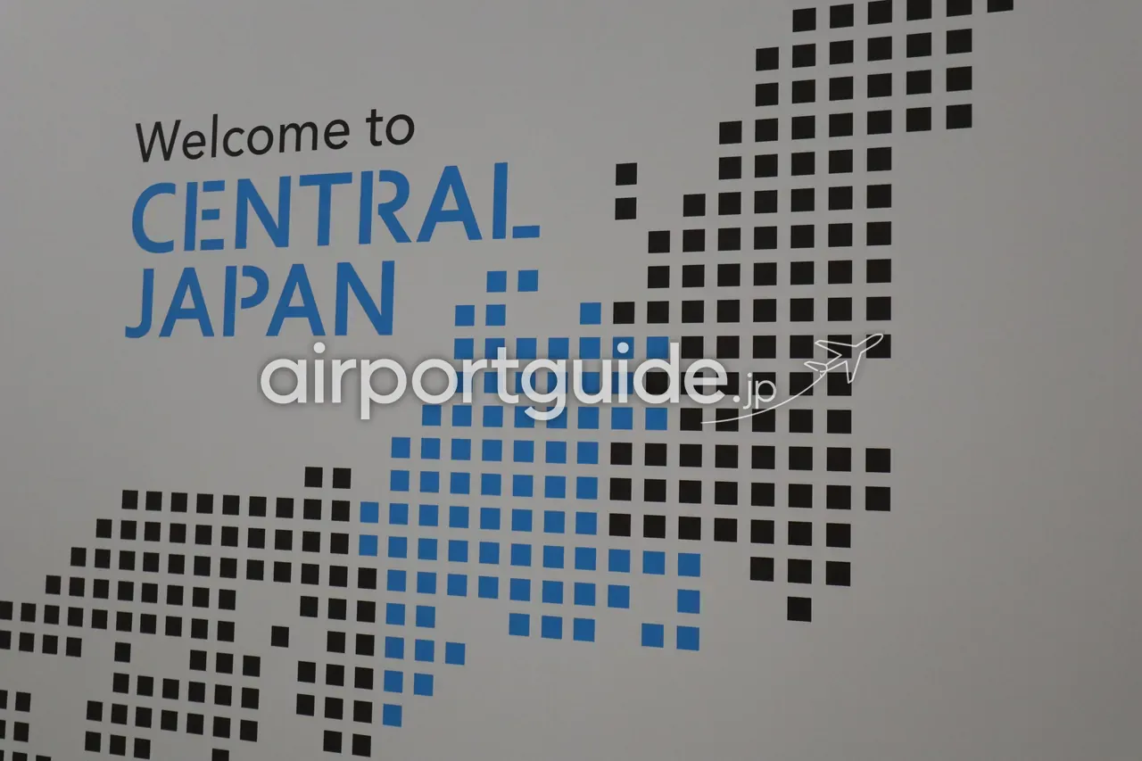 中部国際空港の壁面装飾。グレーの壁にドットで描かれた日本列島の地図で、中部地方を水色でハイライトし、左に「Welcome to CENTRAL JAPAN」の英文。