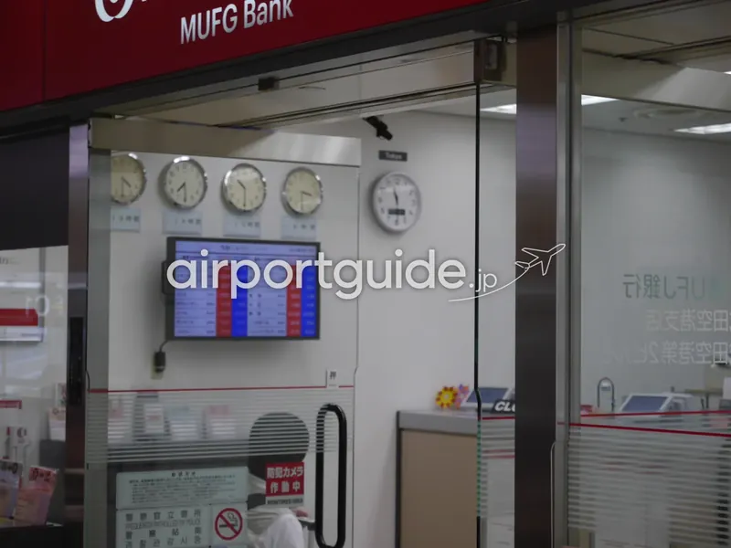 空港のレート板。表示レートには手数料が上乗せされている。