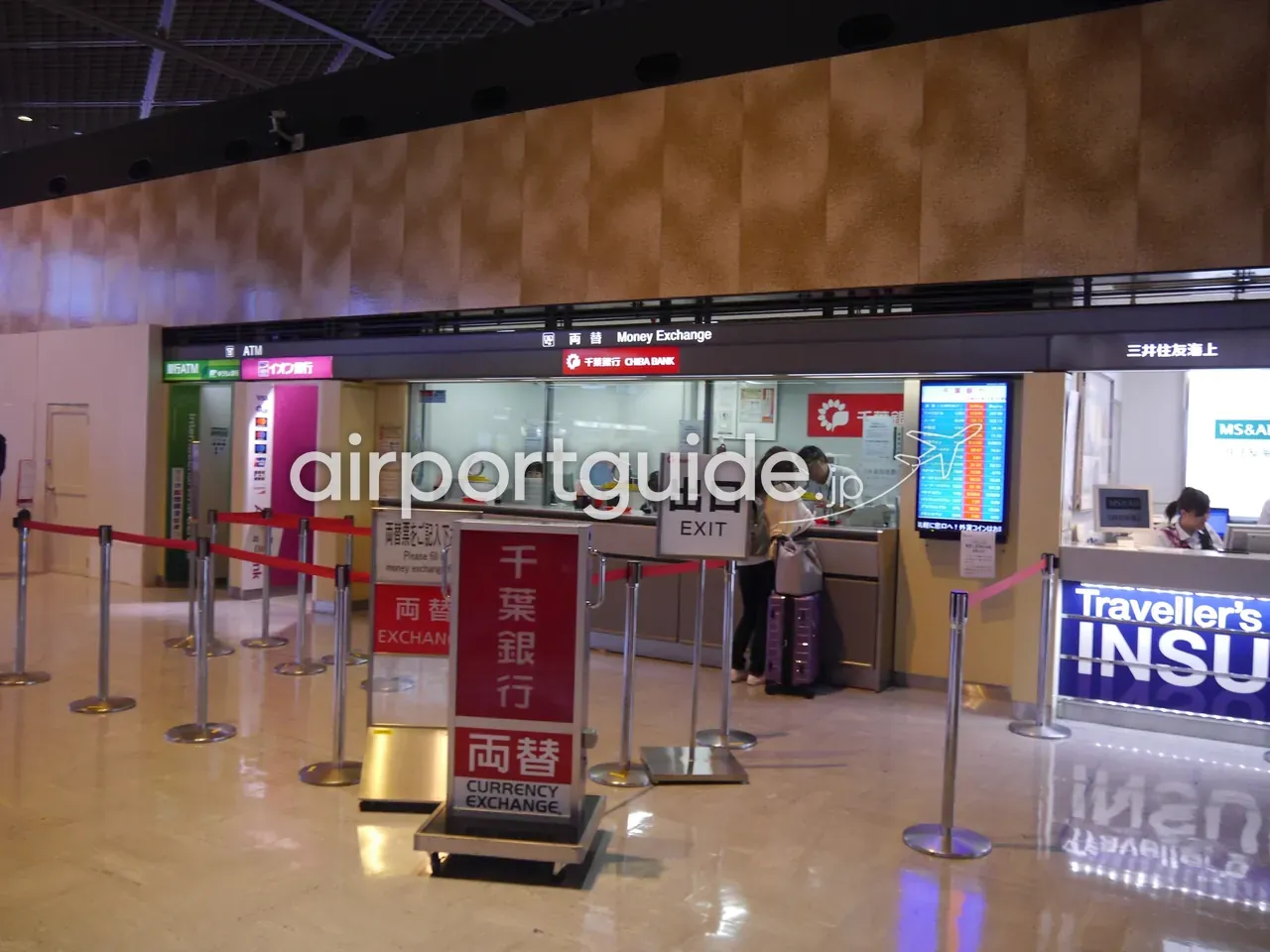 成田空港の千葉銀行（CHIBA BANK）の両替窓口。ATMコーナーや保険カウンターも並ぶ。