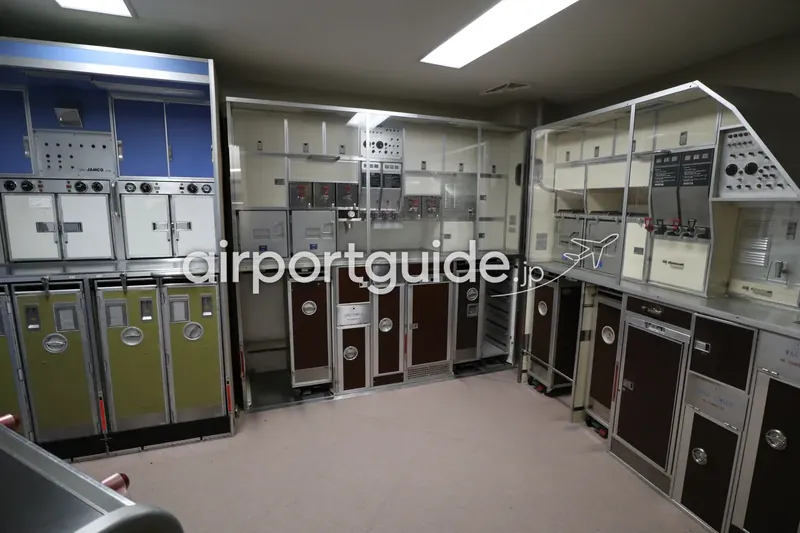 航空科学博物館の機内ギャレー（厨房）展示。JAMCO製のオーブンやミールカート収納が並ぶ実物の設備。