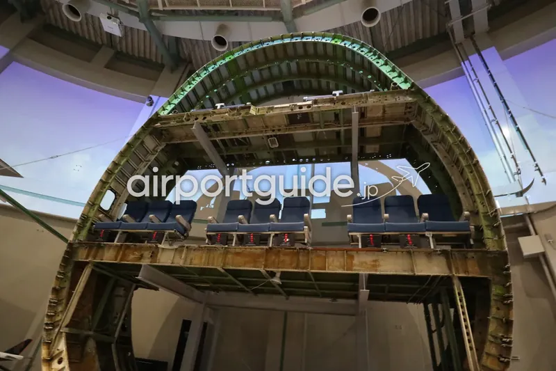 航空科学博物館の機体胴体カットモデル。ボーイング747の輪切り（フレーム構造）の上に客室シートを載せた断面展示。