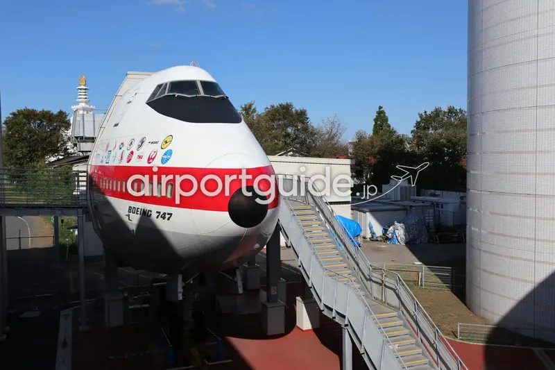 航空科学博物館の屋外展示、ボーイング747の機首（前部胴体）セクション。青空の下、見学用の階段が接続されている。