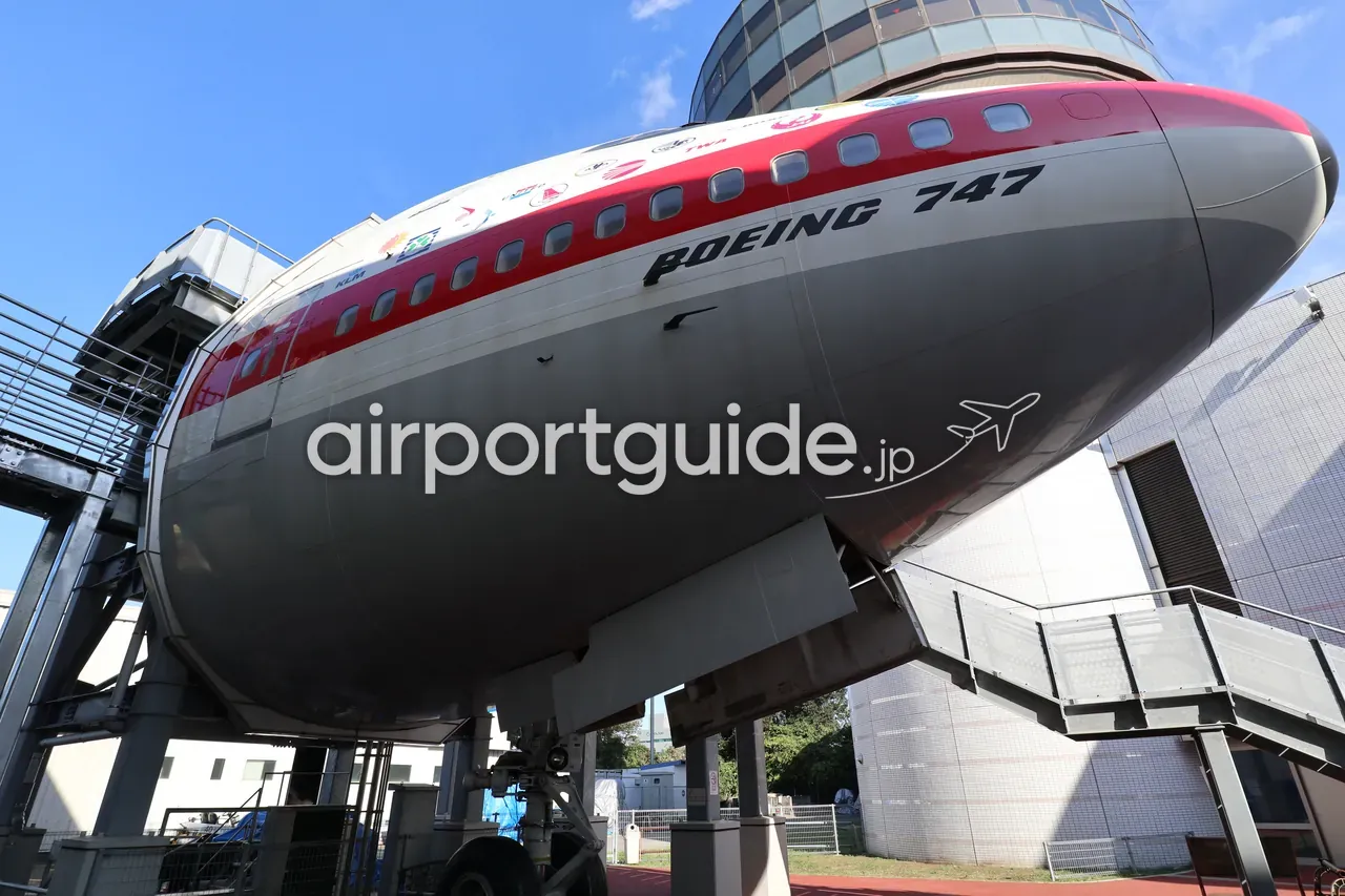 航空科学博物館の屋外に展示されたボーイング747の機首部分。見上げるアングルで、奥に円形の展望塔。