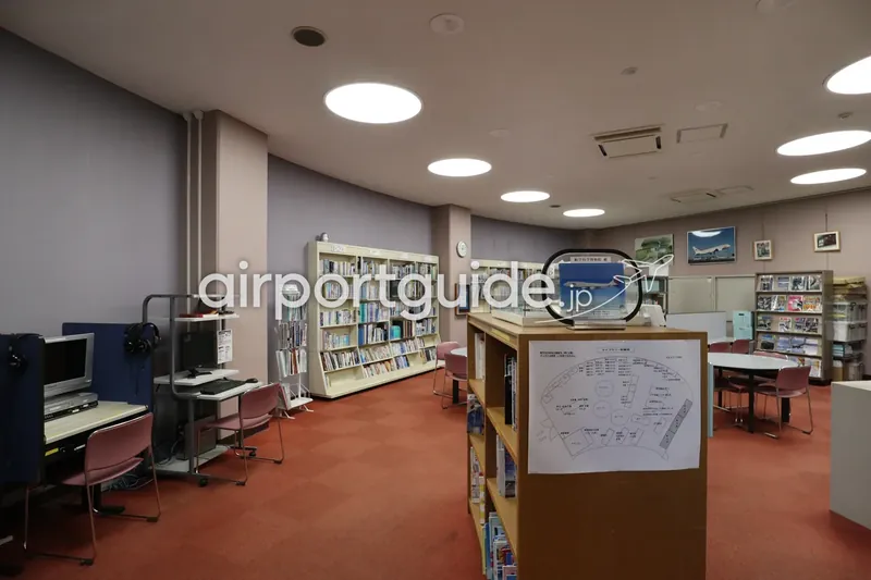 航空科学博物館内のライブラリー。航空関連の書籍や視聴ブースが並ぶ閲覧室。
