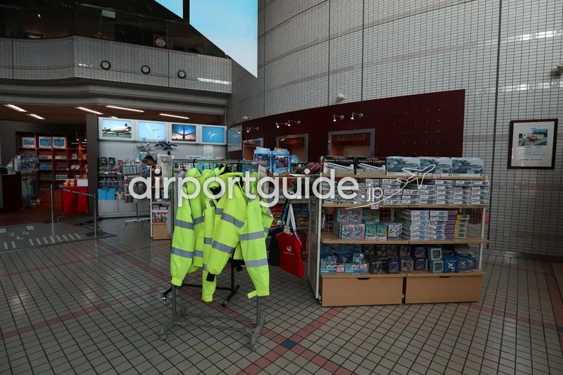 航空科学博物館のミュージアムショップ入口。航空機プラモデルやグッズが並ぶ売店。