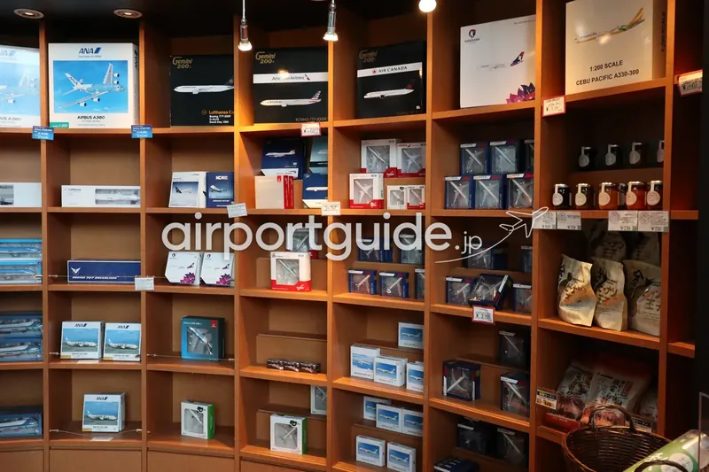 ミュージアムショップのダイキャスト旅客機模型コーナー。各航空会社のスケールモデルが木棚にびっしり並ぶ。