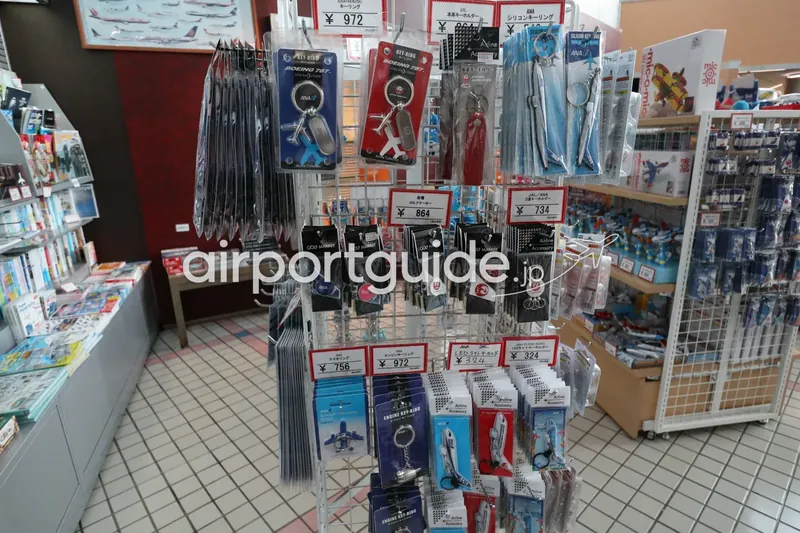 ミュージアムショップの航空グッズ売場。キーホルダーやゴルフマーカーなど小物が吊り下げ陳列されている。
