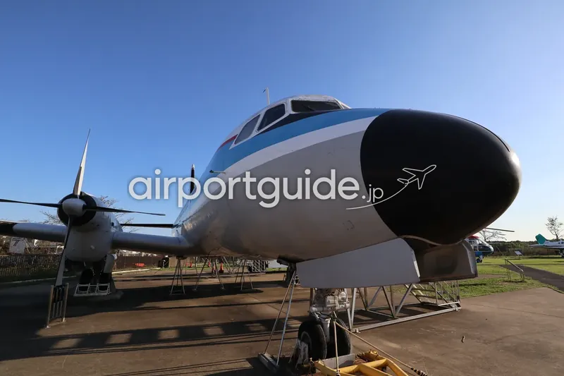 航空科学博物館の屋外展示、YS-11型プロペラ機の機首を間近から見上げた一枚。