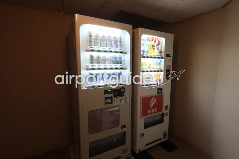 ホテル館内の自動販売機コーナー。KIRINの缶ビール自販機と、KIRIN『FIRE』などの清涼飲料自販機が2台並ぶ。