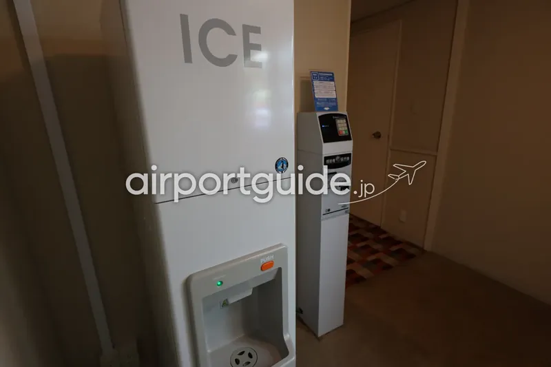 ホテル館内の製氷機と自動販売機。廊下の一角に「ICE」と表示された製氷機と視聴覚販売機が並ぶ。