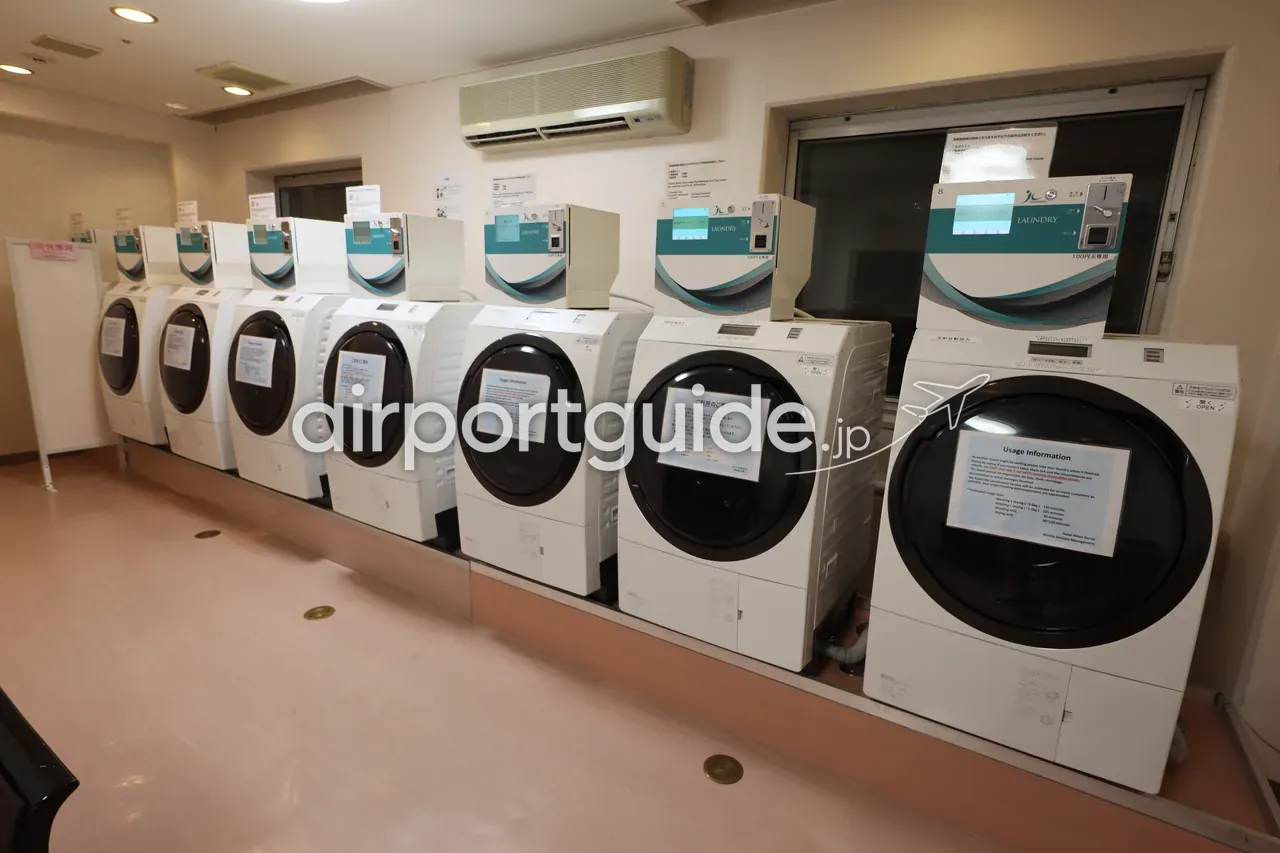 ホテル日航成田のランドリールーム。ドラム式の洗濯乾燥機が横一列に並ぶ。