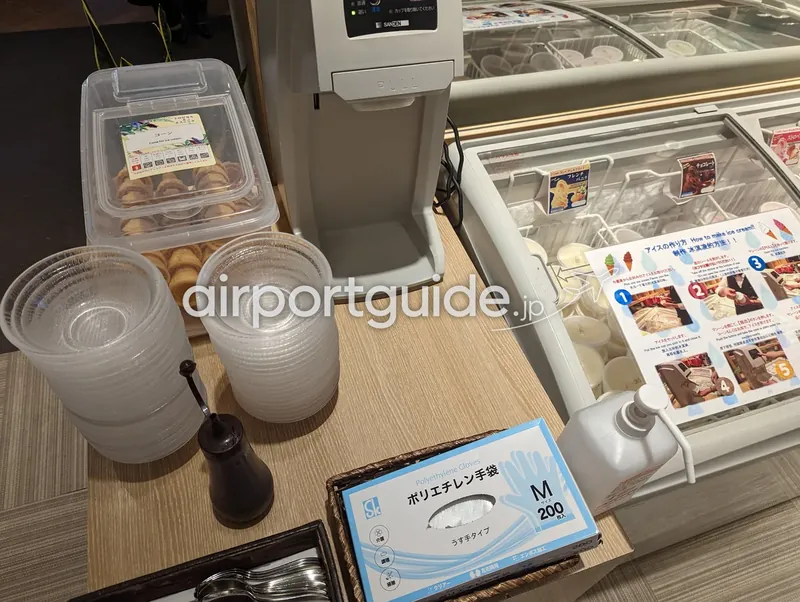 ソフトクリームコーナー。ソフトクリームマシンとコーン、カップ、手袋が用意されている。