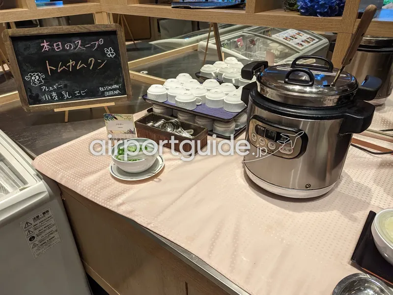 スープコーナー。本日のスープはトムヤムクンで、保温ポットとカップが並ぶ。