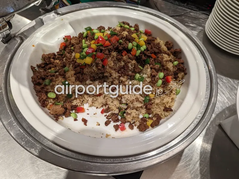 温菜。挽き肉と枝豆・パプリカ入りの炒飯（チャーハン）が保温鍋に盛られる。