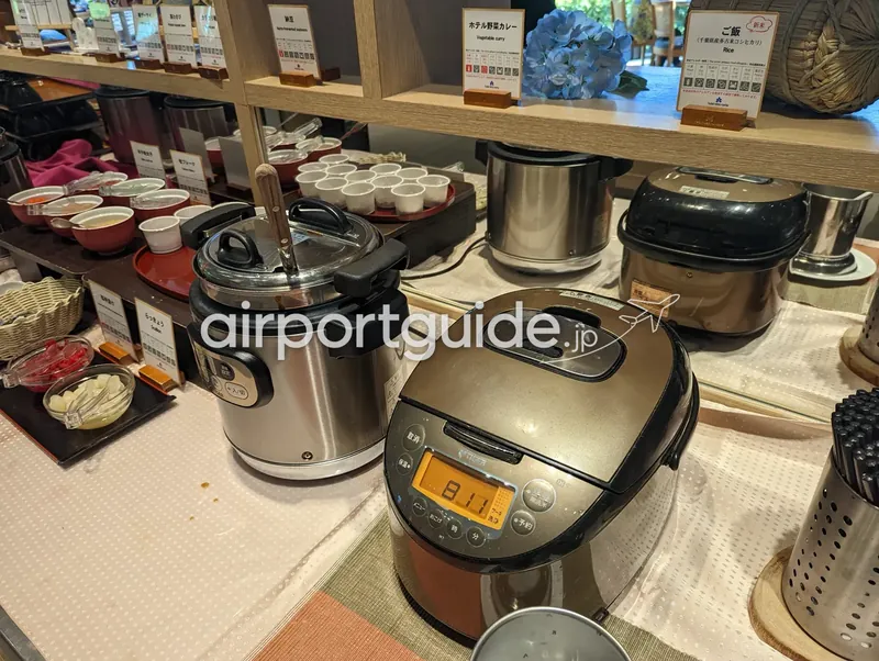 和食・ご飯コーナー。炊飯ジャーや保温ジャー、ホテル野菜カレーやご飯（千葉県産コシヒカリ）の札が並ぶ。