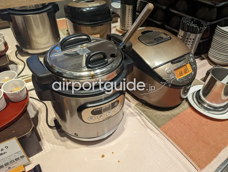 汁物・ご飯コーナー。TIGERの保温スープジャーと炊飯ジャーが並び、奥に湯呑みや箸立て。