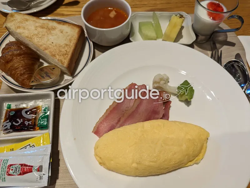 ホテル朝食の洋食プレート。オムレツ・ベーコン・カリフラワーに、トースト・クロワッサン・スープ・フルーツ・ヨーグルト。
