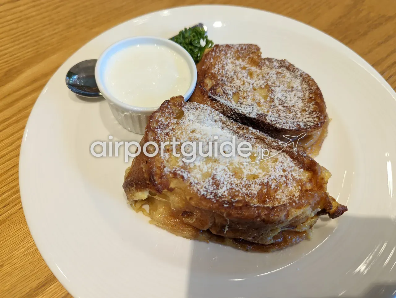 ホテル日航成田の朝食のフレンチトースト。粉糖をふった2枚に生クリームを添えて。