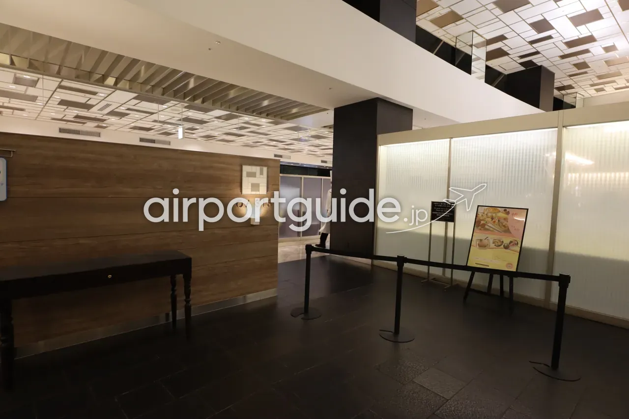 成田東武ホテルエアポートのレストラン「OASIS」の入口。木目の壁に店名ロゴ、料理写真のメニュー看板。