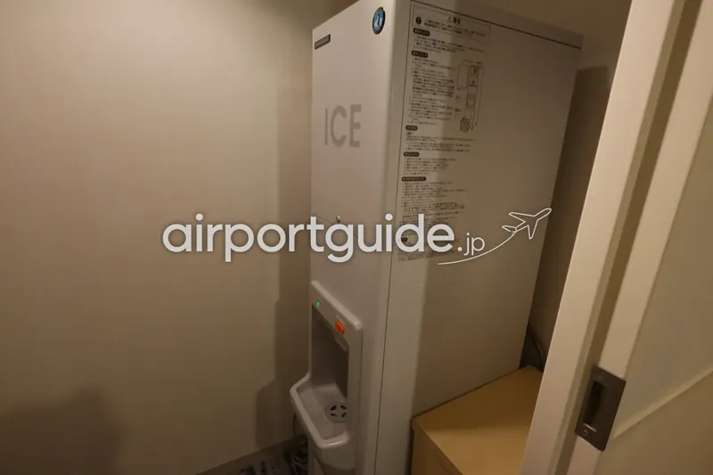 ホテルの製氷機コーナー。『ICE』表示のHOSHIZAKI製氷機（アイスディスペンサー）が設置され、脇に日本語の使用上の注意。