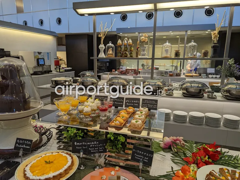 デザート＆ホット料理カウンター全景。奥で調理するスタッフが見える。