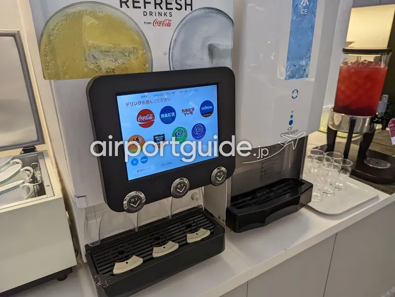 コカ・コーラのセルフ式ドリンクディスペンサーと製氷機。