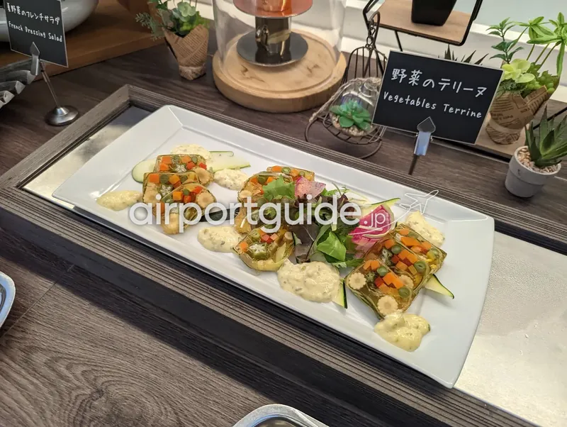野菜のテリーヌ。彩り野菜を寄せたゼリー寄せ。