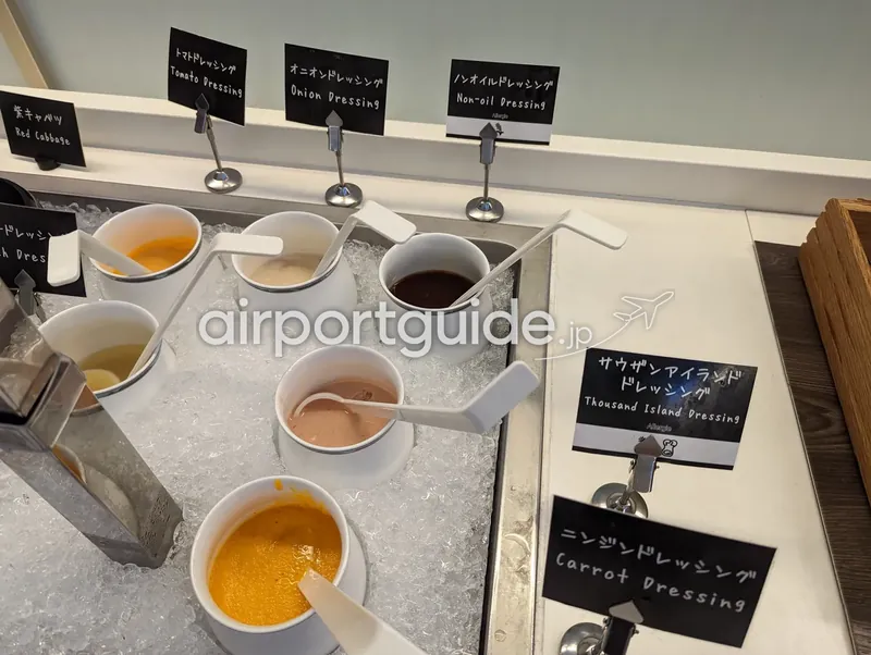 サラダバーのドレッシングコーナー。氷で冷やした各種ドレッシング。