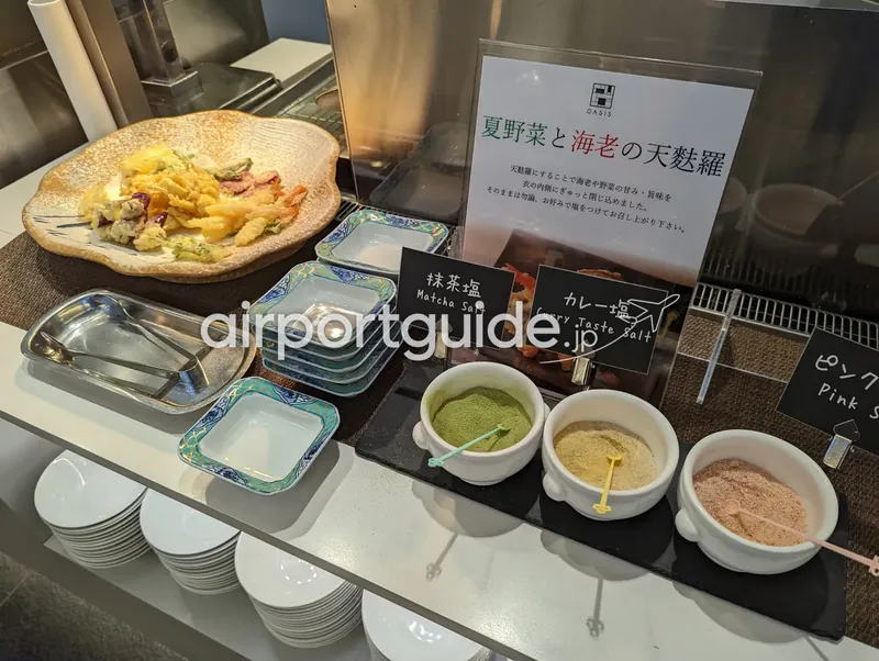麻婆豆腐のライブコーナー。取り皿のれんげと四川花椒・特製辣油の薬味。