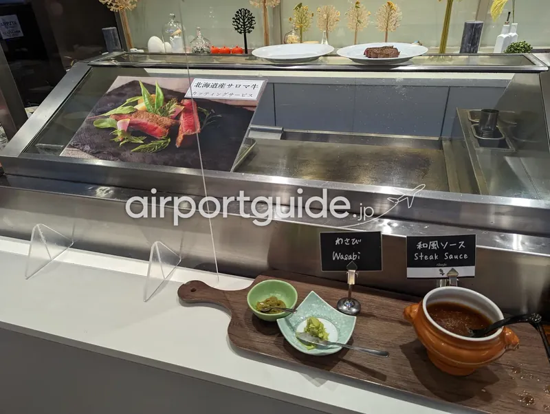 北海道産サロマ牛のカッティングサービス（ライブ調理台）。わさびと和風ソースを添える。