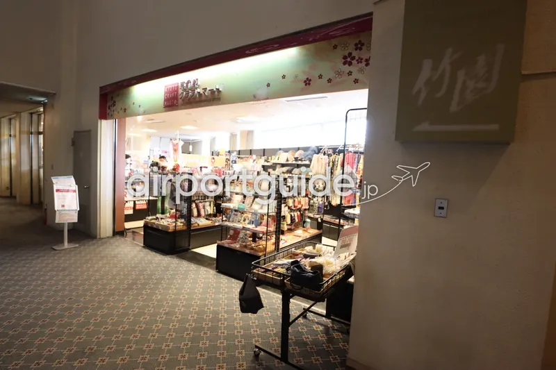 ロビー奥の売店「京都クラフトマート」。