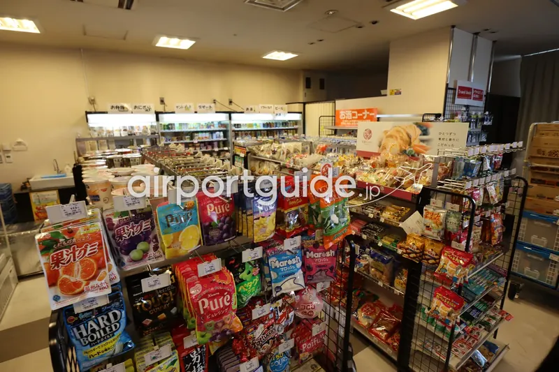 ホテル内の売店（ミニマート）。菓子やソフトドリンク、土産物が並ぶ。