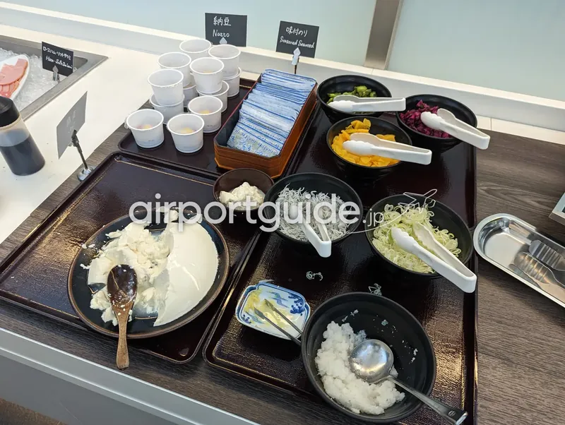 和朝食コーナー。納豆・味付のり・豆腐・しらす・薬味が並ぶ。
